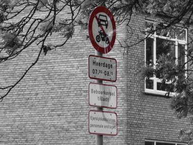 Skilt som viser parkeringsforhold